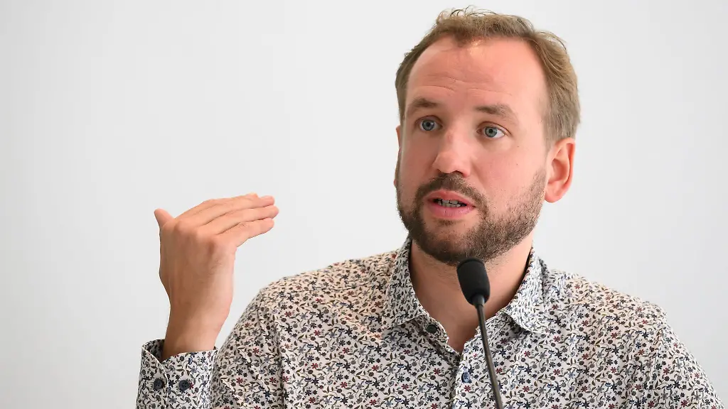 Der-saechsische-GEW-Chef-Burkhard-Naumann-warnt-Frust-und-Abwanderung-junger-Lehrkraefte-Archivbild