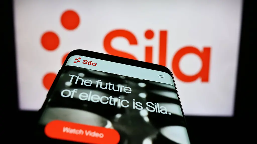 Smartphone-with-website-of-US-battery-company-Sila-Nanotechnologies-Inc-in-front-of-business-logo-Stuttgart-Germany-06-03-2024-Smartphone-with-website-of-US-battery-company-Sila-Nanotechnologies-Inc-in-front-of-business-logo-Focus-on-top-left-of-phone-display-Copyright-xZoonar