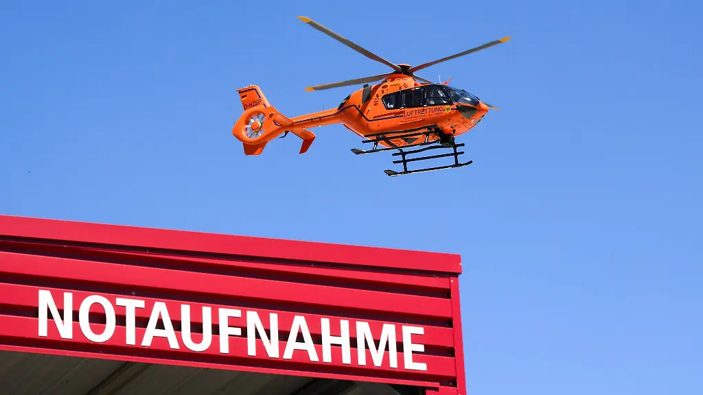 Ein-Rettungshubschrauber-brachte-den-15-Jaehrigen-in-ein-Krankenhaus