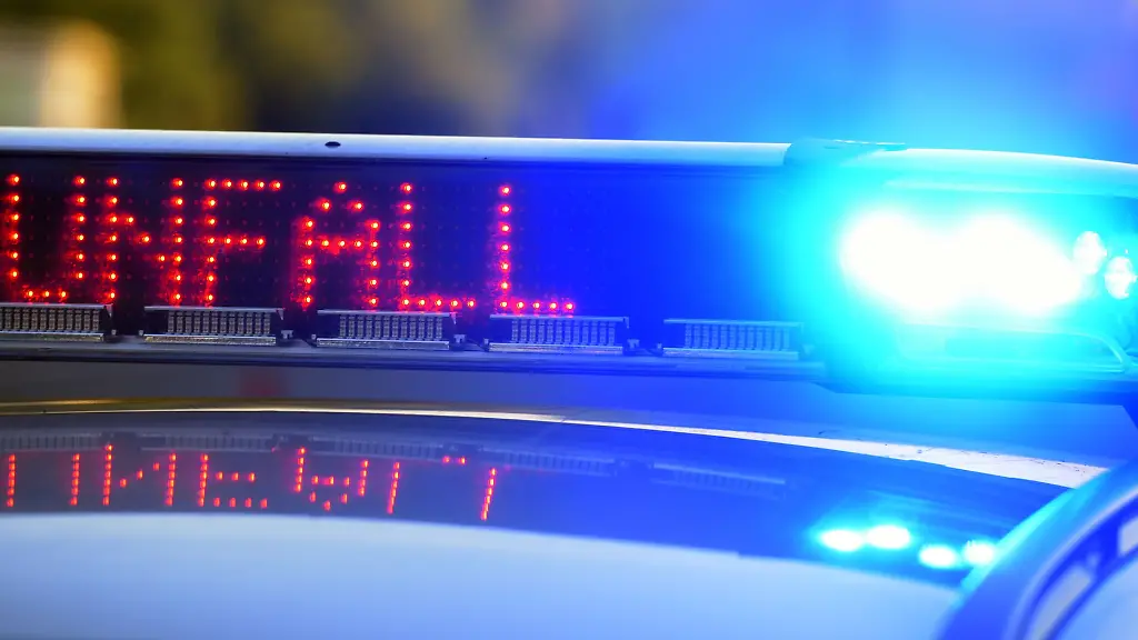 Eine-junge-Autofahrerin-schwebt-nach-einem-Unfall-im-Landkreis-Emsland-in-Lebensgefahr