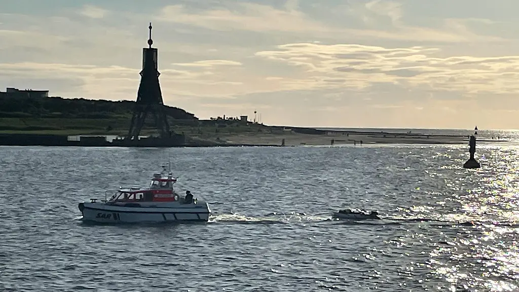 Fuenf-Menschen-werden-vor-Cuxhaven-von-einem-Motorboot-in-Seenot-gerettet