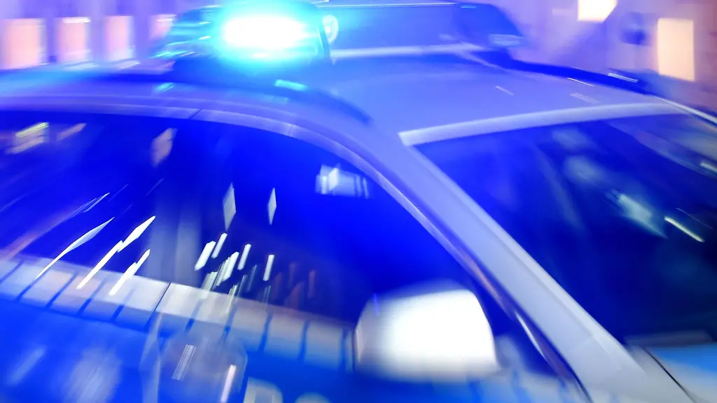 Eine-Streife-der-Polizei-ist-auf-einer-Kreuzung-mit-einem-anderen-Auto-zusammengestossen