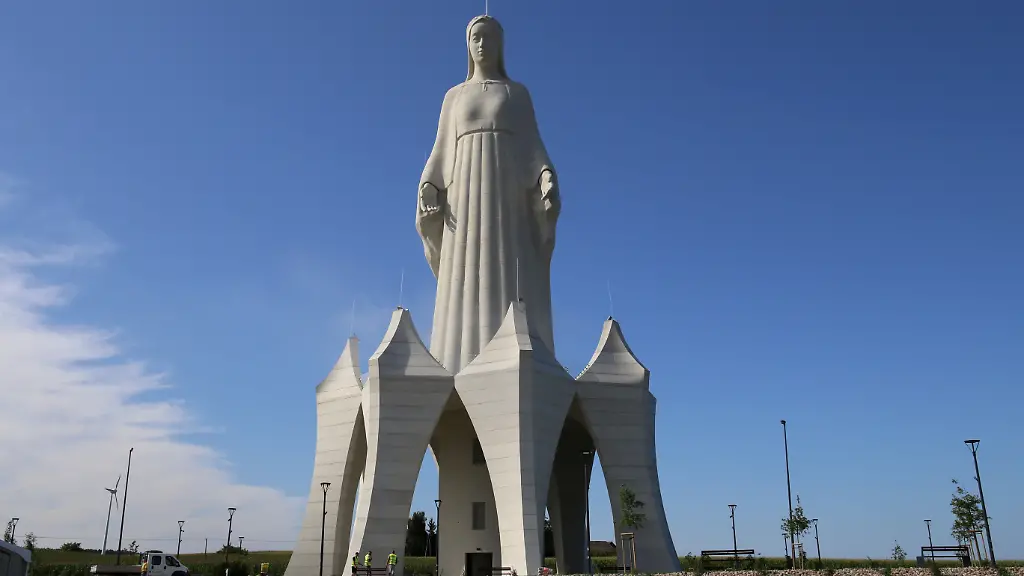 Eine-riesige-Marienstatue-mit-dem-Namen-Pomnik-Matki-Boskiej-steht-im-polnischen-Dorf-Konotopie-Das-mehr-als-55-Meter-hohe-Bauwerk-soll-am-15-August-von-einem-Bischof-eingeweiht-werden