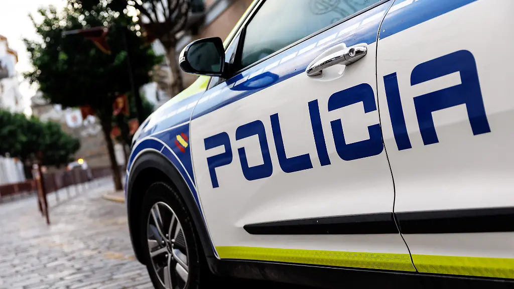 Der-Schriftzug-Policia-ist-am-21-09-2025-auf-einem-Polizeiauto-der-Policia-Local-in-Tarifa-Provinz-Cadiz-Andalusien-Spanien-zu-sehen-Die-Policia-Local-oder-auch-Policia-Municipal-ist-die-kommunale-Polizei-Spaniens-und-kuemmert-sich-um-die-oeffentliche-Sicherheit-und-Ordnung-in-Staedten-mit-mehr-als-5-000-Einwohnern