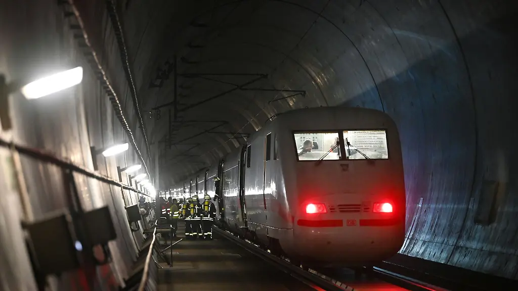 Feuerwehren-und-Rettungskraefte-trainieren-im-Eisenbahntunnel-Sandberg-bei-Trassdorf-einen-simulierten-ICE-Brand