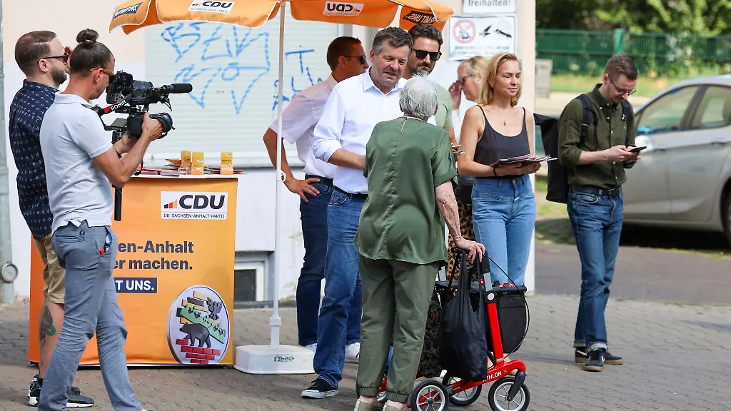 Ministerpraesident-und-CDU-Spitzenkandidat-Sven-Schulze-sucht-das-Gespraech-mit-Menschen-in-Magdeburg