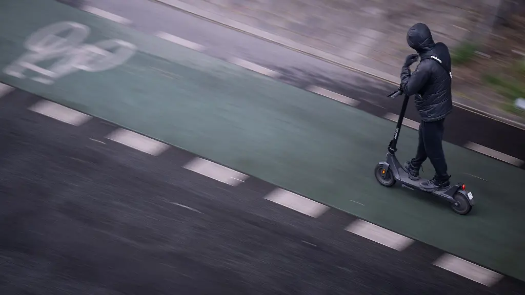 Ein-E-Scooter-Fahrer-hat-sich-bei-einem-Sturz-lebensgefaehrlich-verletzt