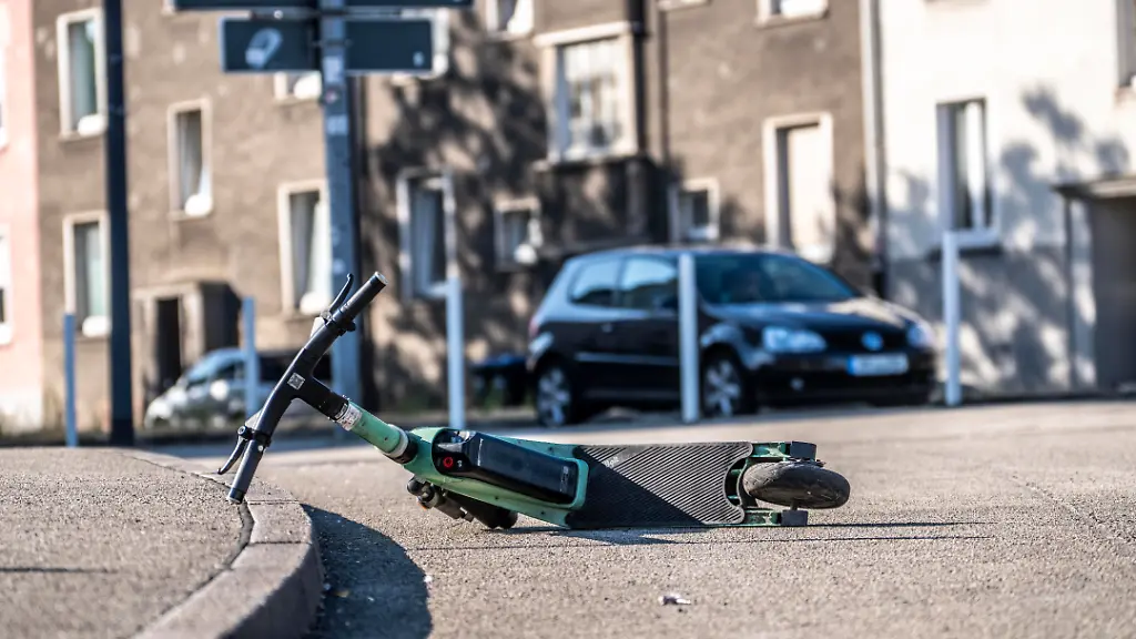 Leihroller-E-Scooter-am-Gehweg-abgelegt-in-Essen-NRW-Deutschland