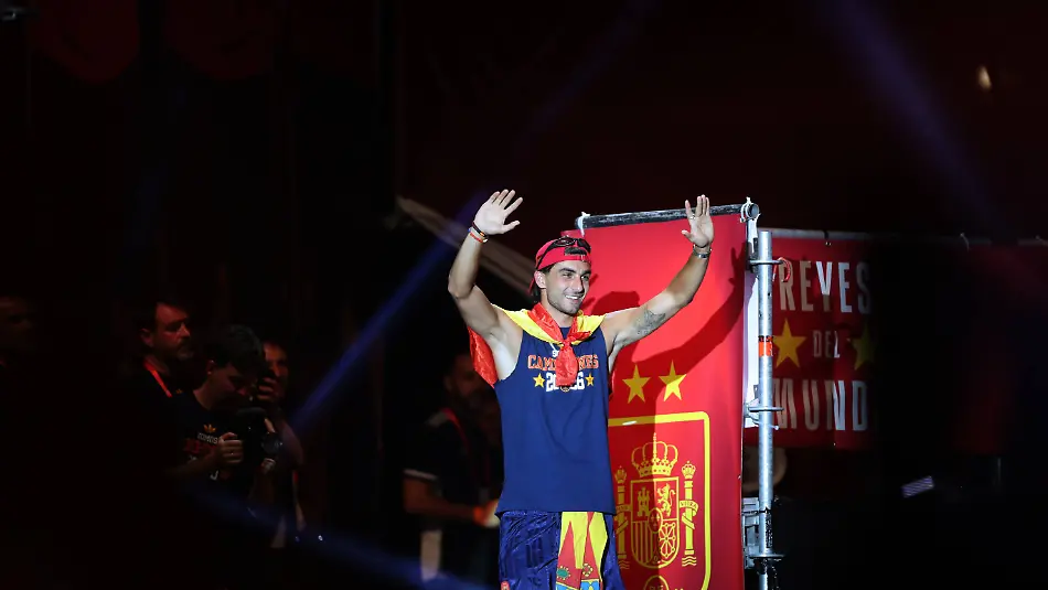 July-20-2026-Madrid-Madrid-Spain-Spanish-forward-FERRAN-TORRES-affectionately-known-as-El-Tiburon-The-Shark-makes-a-charismatic-entrance-onto-the-main-stage-at-Plaza-de-Cibeles-greeting-the-ecstatic-crowd-with-wide-open-arms-and-blowing-kisses-to-the-fans-The-charismatic-striker-who-became-a-national-hero-and-tournament-sex-symbol-after-scoring-the-decisive-winning-goal-in-Spain-s-1-0-victory-over-Argentina-soaked-up-the-immense-affection-from-the-public-Met-with-deafening-cheers-from-over-120-000-supporters-packed-into-the-iconic-squareAapart-of-an-estimated-two-million-people-who-flooded-the-streets-of-MadridAaTORRES-joined-the-national-celebrations-for-La-Roja-and-their-historic-second-world-title