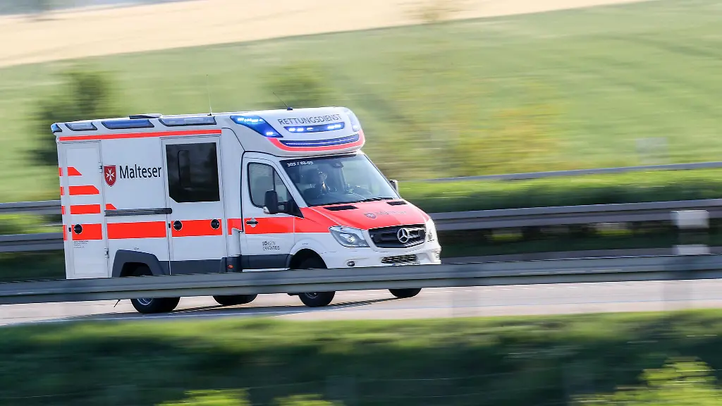 Ein-Rettungswagen-brachte-die-91-Jaehrige-in-ein-Krankenhaus