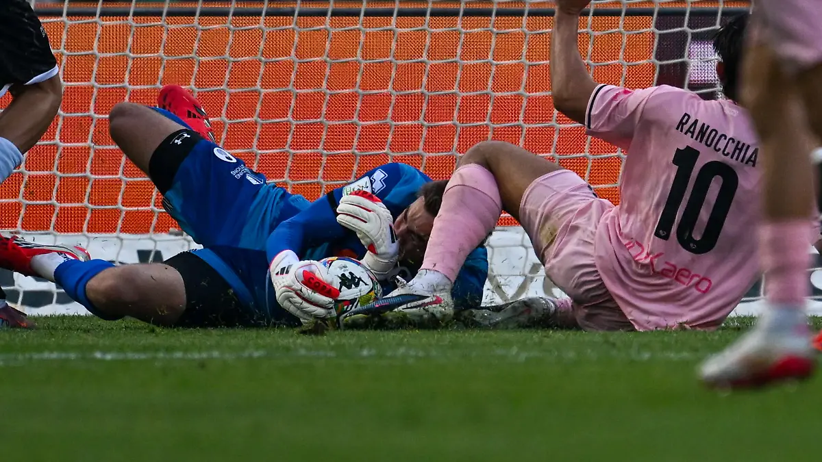 Filippo-Ranocchia-r-von-Palermo-F-C-stoesst-mit-Torwart-Jonathan-Klinsmann-vom-Cesena-F-C-zusammen-Klinsmann-Sohn-von-Ex-Bundestrainer-Juergen-Klinsmann-hat-sich-bei-dem-Zusammenprall-verletzt-Der-29-Jaehrige-musste-nach-dem-0-2-von-AC-Cesena-beim-FC-Palermo-in-der-zweiten-italienischen-Fussball-Liga-Serie-B-ins-Krankenhaus-gebracht-werden
