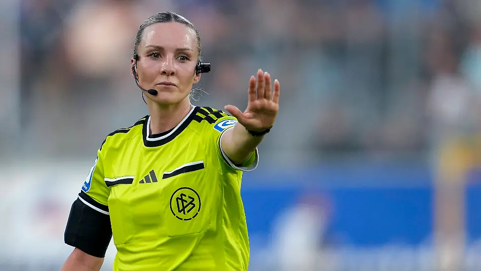 Fabienne-Michel-Schiedsrichterin-gibt-Anweisungen-gestikuliert-mit-den-Armen-gestikulieren-Einzelbild-Einzelfoto-Aktion-Action-07-08-2026-Mannheim-Deutschland-Fussball-3-Liga-SV-Waldhof-Mannheim-Fortuna-Duesseldorf-DFB-DFL-REGULATIONS-PROHIBIT-ANY-USE-OF-PHOTOGRAPHS-AS-IMAGE-SEQUENCES-AND-OR-QUASI-VIDEO-Fabienne-Michel-referee-giving-instructions-gesturing-with-her-arms-single-frame-single-photo-action-August-7-2026-Mannheim-Germany-soccer-3rd-Division-SV-Waldhof-Mannheim-vs