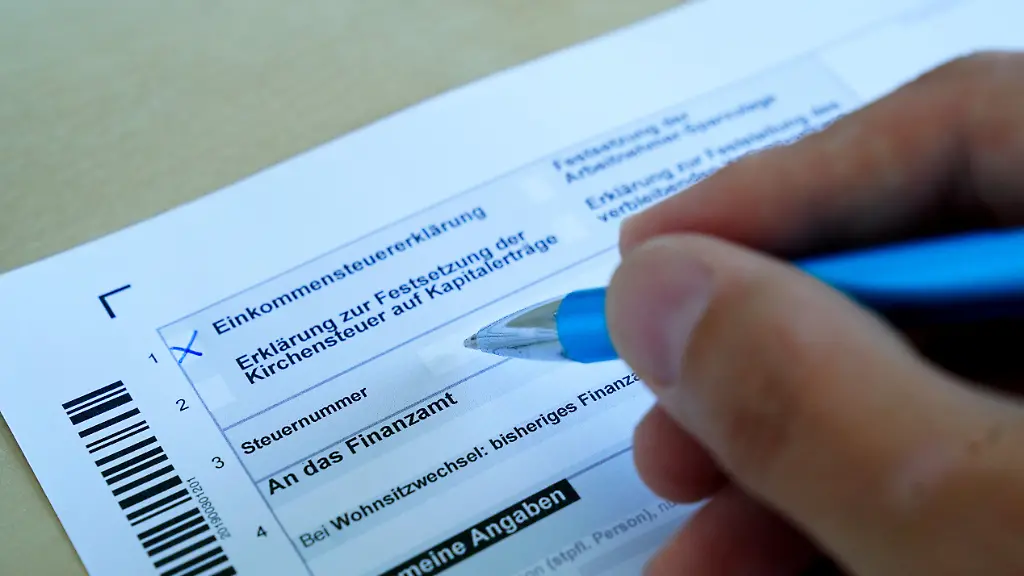 Symbolfoto-Symbolbild-Ausfuellen-einer-Einkommenssteuererklaerung-Steuererklaerung-2019-von-Arbeitnehmer-fuer-das-Finanzamt