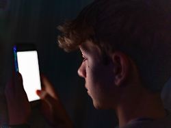 Debatte um Verbote: Prien: Auch 13- bis 18-Jährige brauchen Schutz auf Socia Media