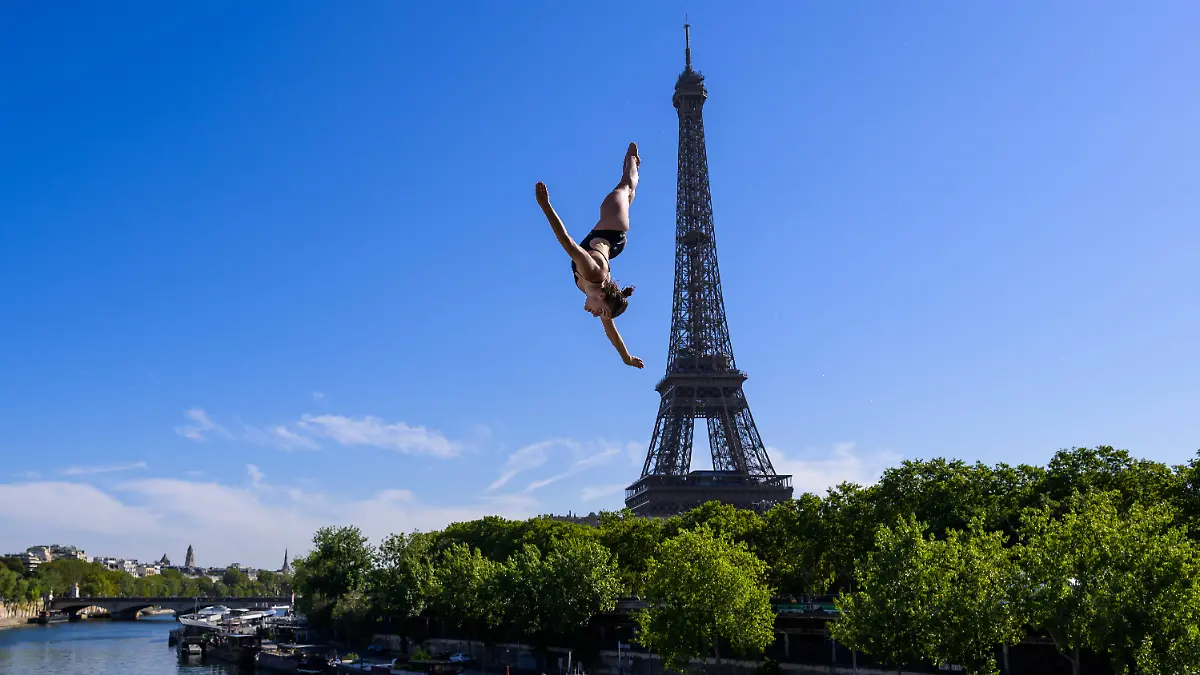 260807-Maike-Elena-Halbisch-of-Germany-dives-from-the-20-meter-platform-with-the-Eiffel-Tower-in-the-background-at-a-training-session-for-womens-high-diving-during-day-eight-of-the-2026-European-Aquatics-Championships-on-August-7-2026-in-Paris-Photo-Joel-Marklund-BILDBYRAN-kod-JM-JM0834-bbeng-simhopp-diving-high-diving-hoega-hopp-2026-european-aquatics-championships-em-traening-training-dam-August-7-2026-Maike-Elena-Halbisch-of-Germany-dives-from-the-20-meter-platform-with-the-Eiffel-Tower-in-the-background-during-a-training-session-for-womens-high-diving-on-the-eighth-day-of-the-2026-European-Aquatics-Championships-on-August-7-2026-in-Paris-Photo-by-Joel-Marklund