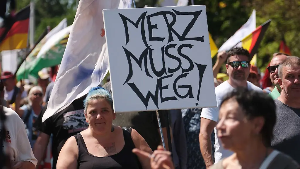 Tausende-Menschen-haben-in-Plauen-gegen-die-Politik-der-Bundesregierung-demonstriert-und-den-Ruecktritt-der-Regierung-gefordert