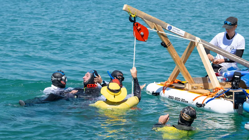 Helfer-bergen-Apnoetaucher-Minja-Marinkovic-im-Starnberger-See-Der-29-Jaehrige-war-an-der-Allmannshauser-Steilwand-mit-einem-Atemzug-auf-die-angestrebten-85-Meter-abgetaucht-Doch-beim-Auftauchen-aus-dem-gut-dreiminuetigen-Tauchgang-wurde-er-kurz-vor-der-Oberflaeche-in-etwa-drei-Metern-Tiefe-ohnmaechtig-damit-zaehlt-der-Rekord-nicht