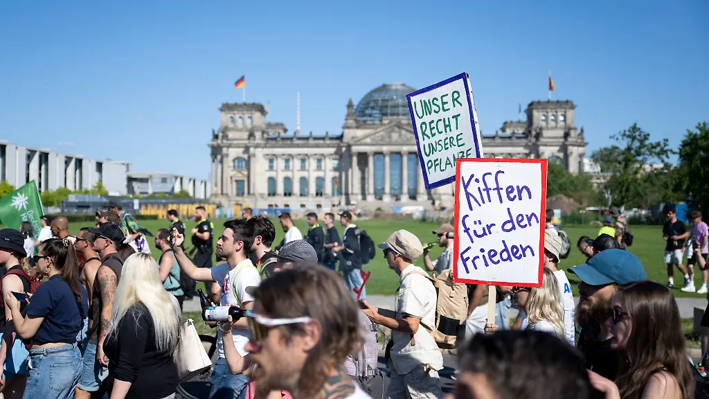 Teilnehmer-der-Hanfparade-2026-unter-dem-Motto-Gerecht-Gesund-Geniessen-tragen-Transparente-und-Plakate-vor-dem-Reichstagsgebaeude