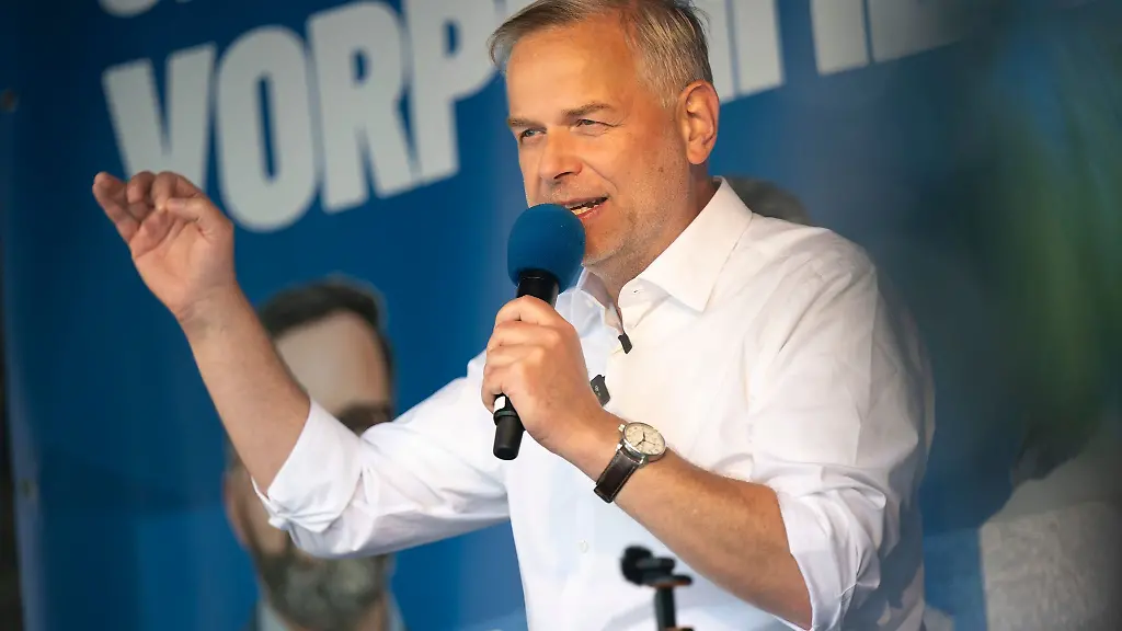 Leif-Erik-Holm-AfD-Ministerpraesidentenkandidat-fuer-die-Landtagswahl-in-MV-erhofft-sich-Schwung-von-der-vorhergehenden-Landtagswahl-in-Sachsen-Anhalt