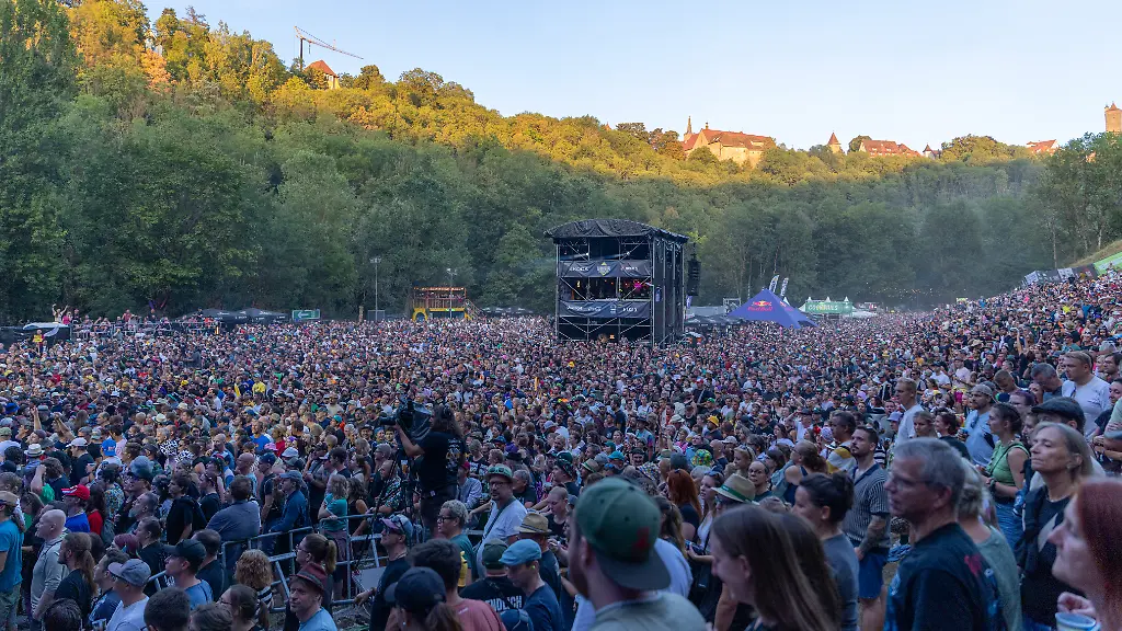 Publikum-und-Festival-Atmosphaere-beim-Taubertal-Festival-2026-in-Rothenburg-ob-der-Tauber-Deutschland-am-7-August-2026-Buehne-mit-Kuenstler-Historische-Stadt-Rothenburg-ob-der-Tauber-im-Hintergrund