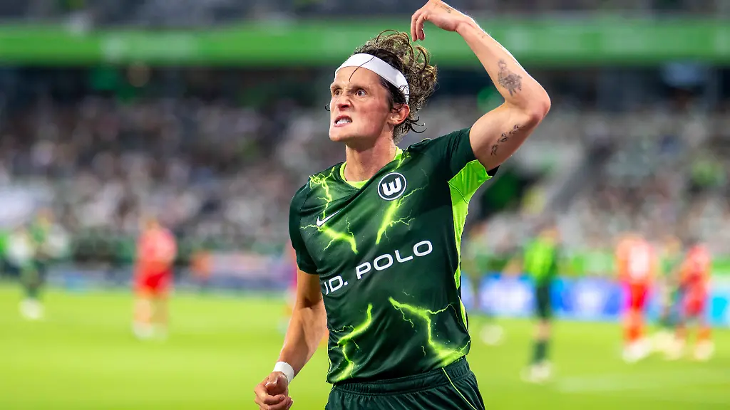 08-08-2026-Fu-ball-2-Bundesliga-second-division-Bundesliga-Wolfsburg-Kaiserslautern-1-Spieltag-in-der-Volkswagen-Arena-Fabian-Reese-Wolfsburg-feuert-die-Fans-supporters-an-WICHTIGER-HINWEIS-Gem-den-Vorgaben-der-DFL-und-des-DFB-ist-es-untersagt-in-dem-Stadion-und-oder-vom-Spiel-angefertigte-Fotoaufnahmen-in-Form-von-Sequenzbildern-und-oder-video-hnlichen-Fotostrecken-zu-verwerten-bzw-verwerten-zu-lassen