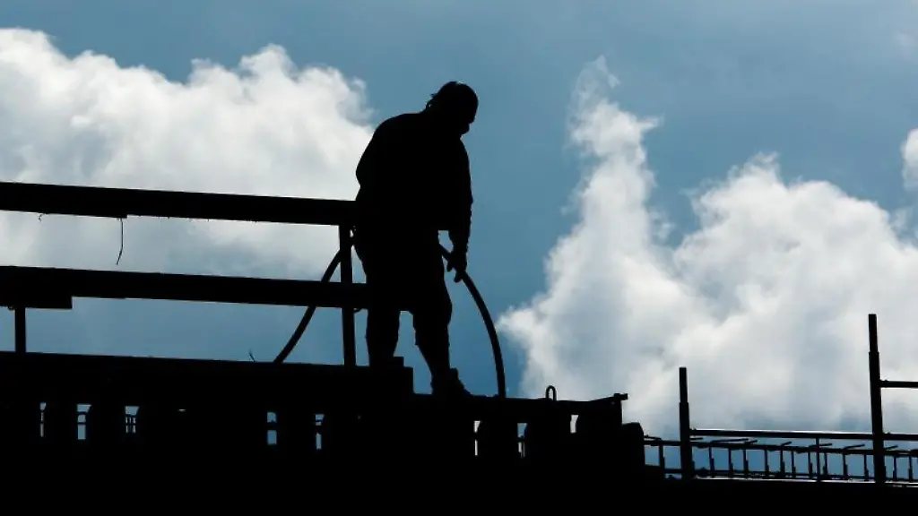 Ein-Bauarbeiter-auf-einer-Baustelle