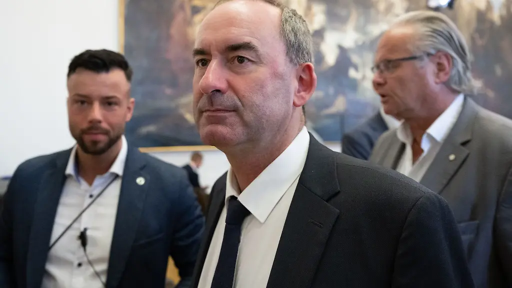 Die-Flugblattaffaere-brachte-Freie-Waehler-Chef-Aiwanger-2023-massiv-unter-Druck-Am-Ende-konnte-seine-Partei-bei-der-Landtagswahl-von-der-kontroversen-Debatte-gar-profitieren
