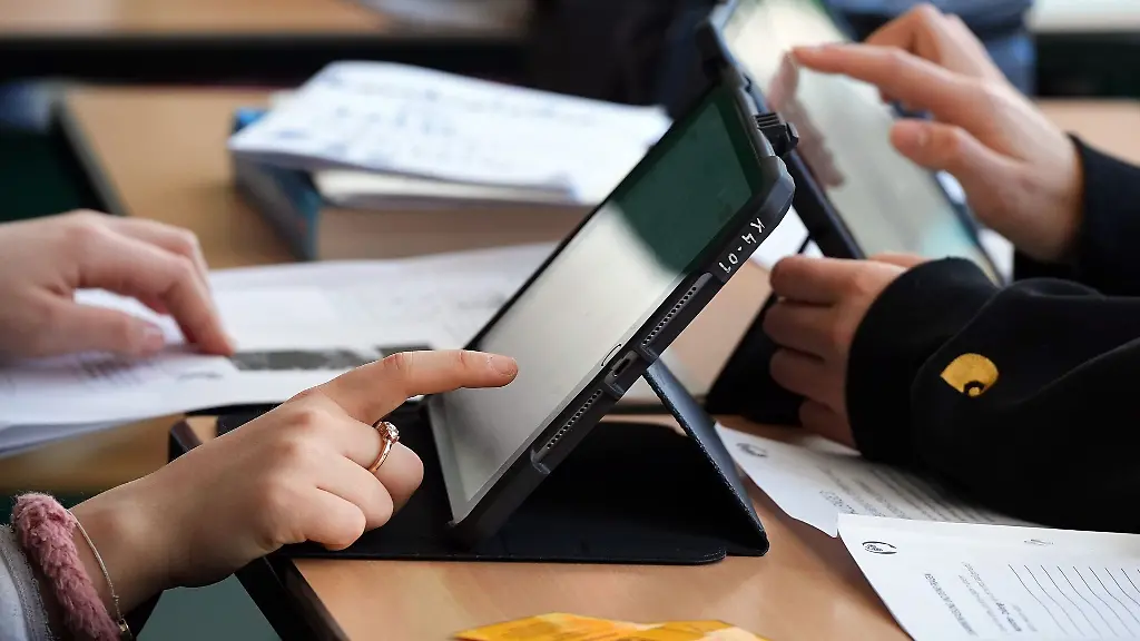 Beim-Projekt-Digitale-Drehtuer-nehmen-besonders-leistungsstarke-Schueler-waehrend-des-Schultags-an-digitalen-Unterrichtseinheiten-teil