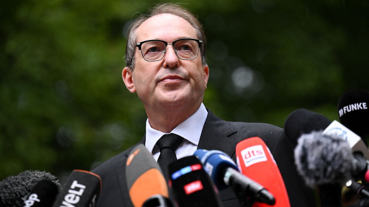 Dobrindt: "Wir sind tägliches Ziel hybrider Kriegsführung"