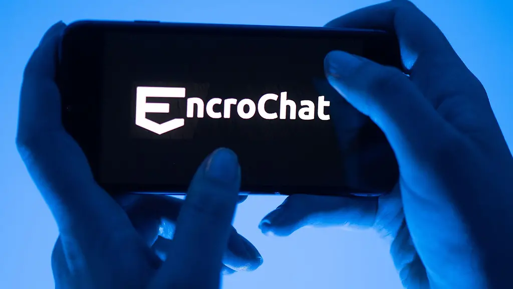 Eine-Frau-haelt-ein-Smartphone-mit-dem-Logo-des-Krypto-Messengerdienstes-Encrochat