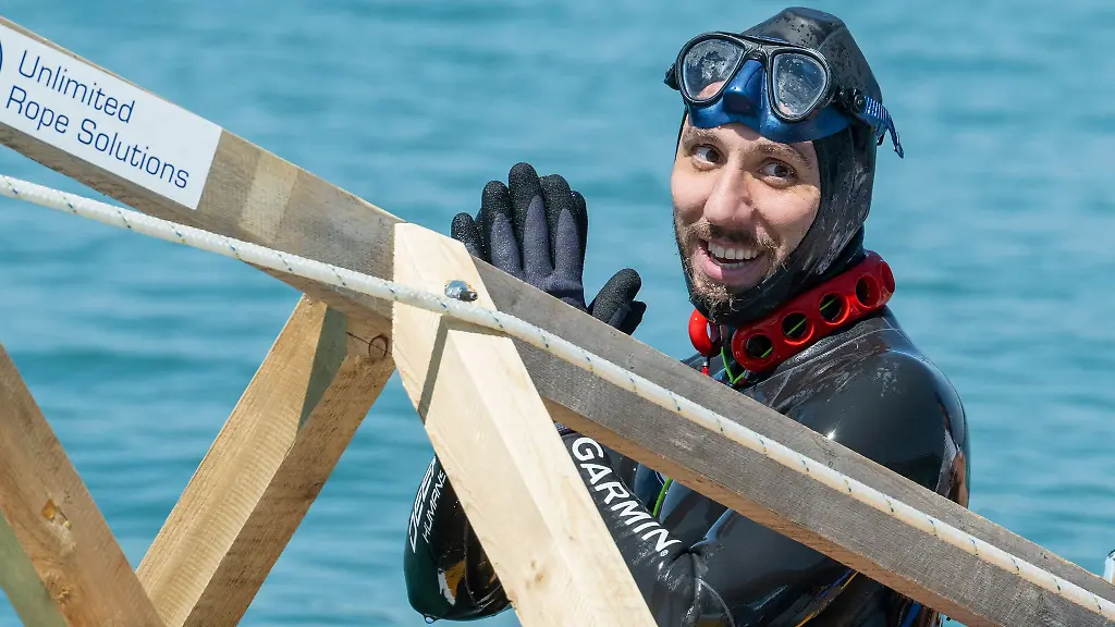 Der-Apnoetaucher-Minja-Marinkovic-bedankt-sich-nach-seinem-gescheiterten-Rekordversuch-applaudierend