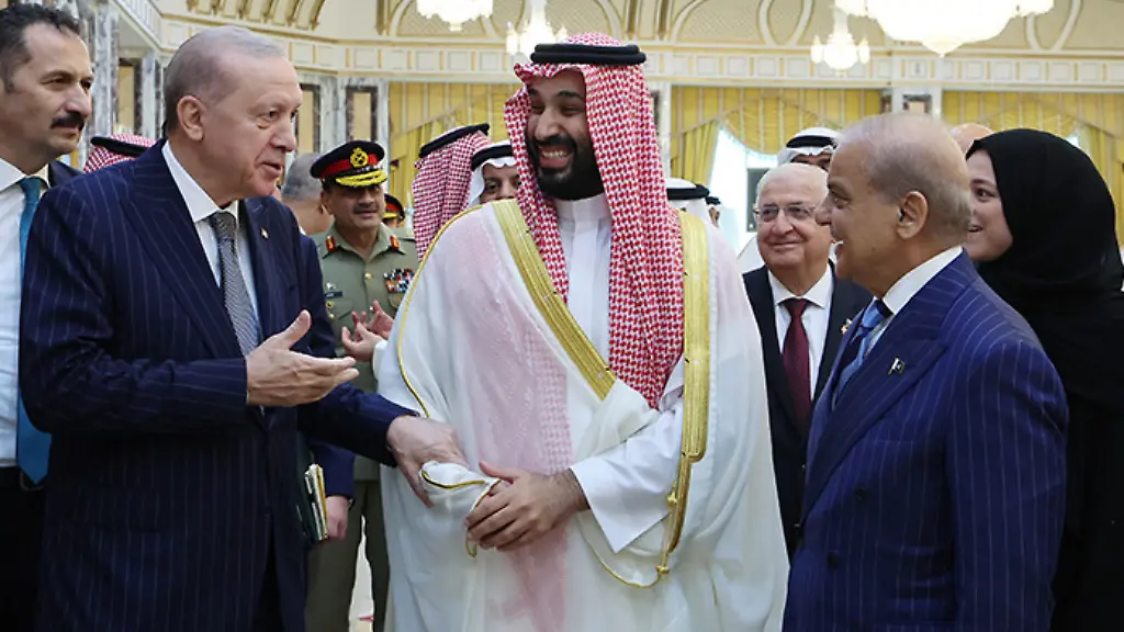 August-7-2026-Istanbul-Istanbul-Turkey-Turkish-President-Recep-Tayyip-Erdogan-Saudi-Crown-Prince-Mohammed-bin-Salman-and-Pakistani-Prime-Minister-Shehbaz-Sharif-attend-the-signing-ceremony-of-a-joint-defense-agreement-in-Mecca-Saudi-Arabia-on-August-7-2026