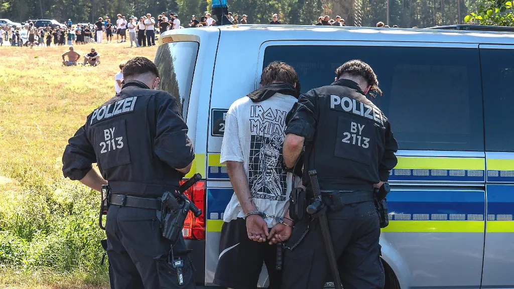 Die-Polizei-nimmt-im-mittelfraenkischen-Emskirchen-eine-Person-fest-In-dem-ehemaligen-Wohnort-des-YouTubers-Drachenlord-haben-sich-am-Samstag-Tausende-zu-einem-unerlaubten-Schanzenfest-versammelt-Zuvor-habe-es-in-sozialen-Medien-Hinweise-auf-die-Versammlung-gegeben-teilte-die-Polizei-mit