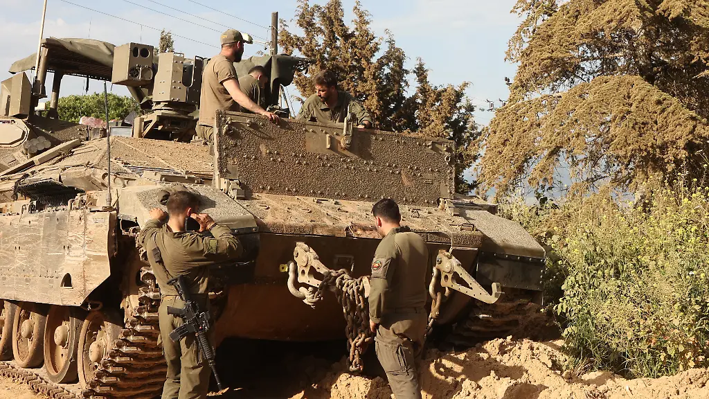Israelische-Truppen-stehen-in-einem-Aufmarschgebiet-im-Norden-Israels-nahe-der-Grenze-zum-Libanon