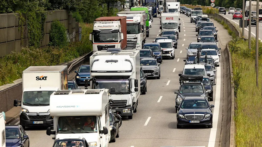 Die-A1-zwischen-Hamburg-und-Schleswig-Holstein-ist-seit-dem-fruehen-Morgen-voll-gesperrt