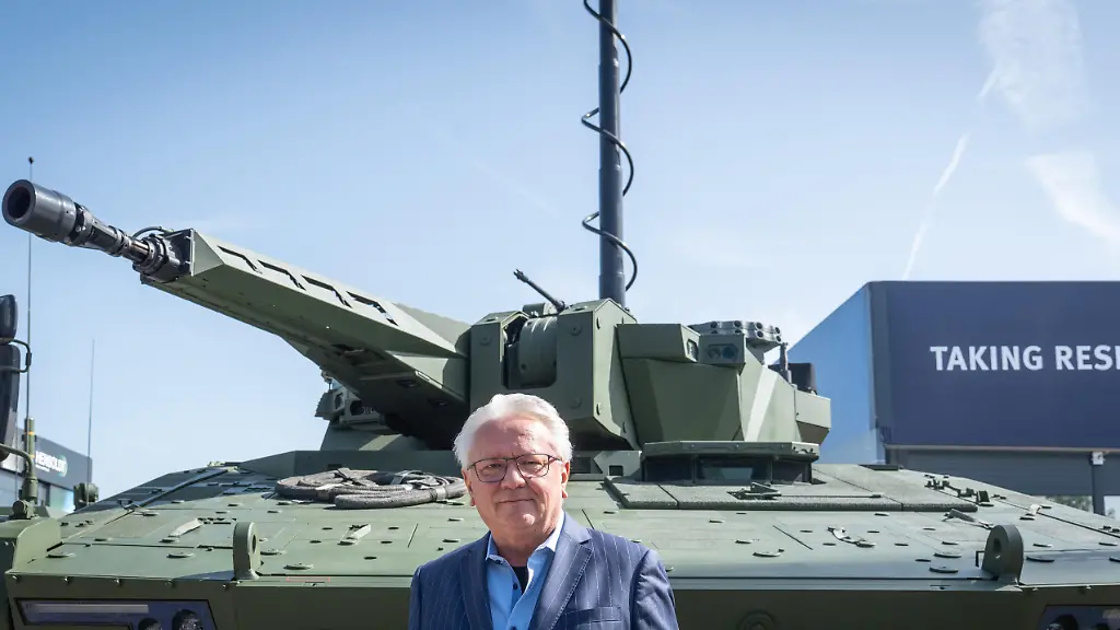 Armin-Papperger-Vorsitzender-des-Vorstands-Rheinmetall-AG-auf-dem-Rheinmetall-Messestand-vor-einem-Schuetzenpanzer-Lynx-Recce