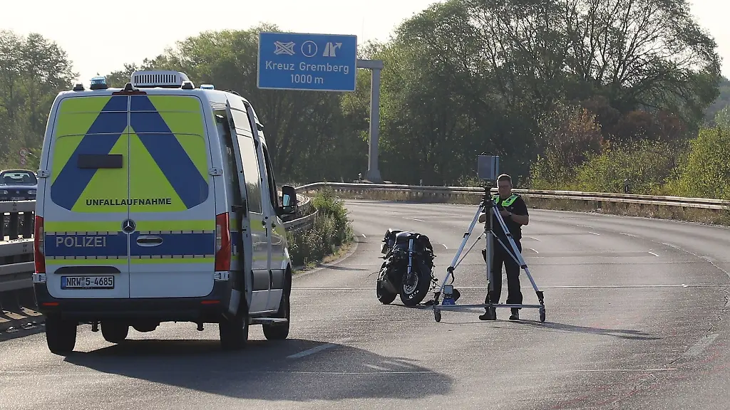 Laut-ersten-Zeugenberichten-sollen-die-Motorraeder-mit-hoher-Geschwindigkeit-unterwegs-gewesen-sein