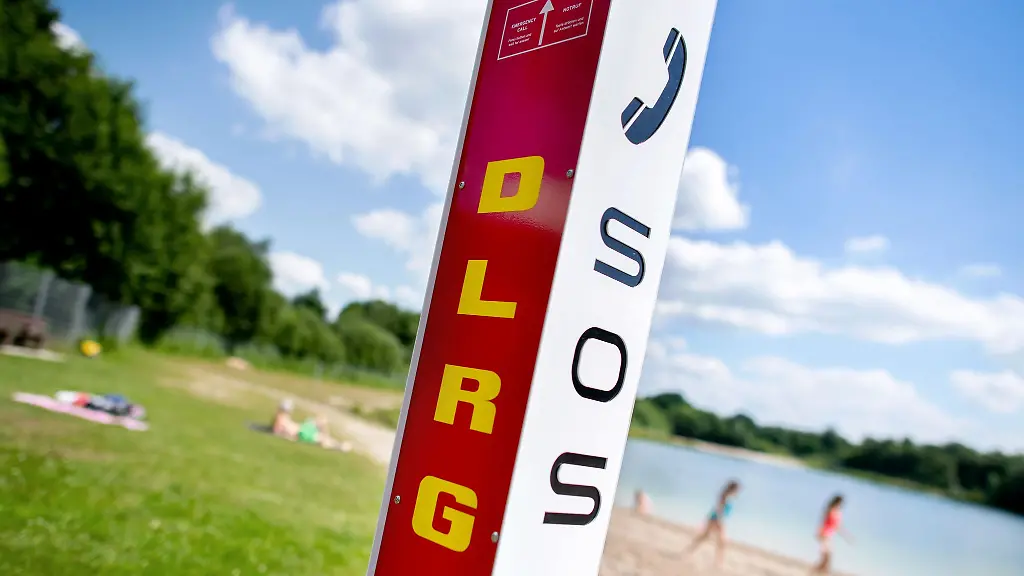 Die-Badegaeste-reanimierten-den-Mann-und-retteten-ihm-das-Leben