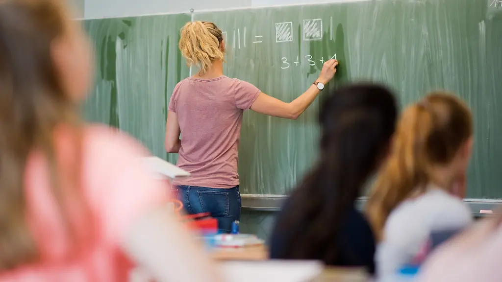 Viele-neue-Seiteneinsteiger-unter-den-Thueringer-Lehrern-Symbolbild