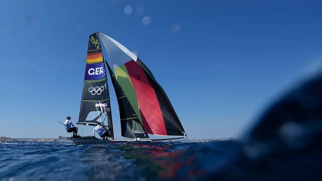 Die-deutschen-Nationalsegler-feiern-einen-Sieg-beim-Olympia-Test-in-Los-Angeles