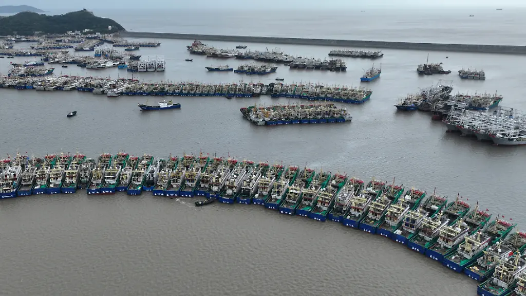 Auf-diesem-von-der-Nachrichtenagentur-Xinhua-veroeffentlichten-Luftbild-suchen-Fischereiboote-in-einem-Hafen-in-Wenling-in-der-ostchinesischen-Provinz-Zhejiang-Schutz-vor-dem-Taifun-Dolphin