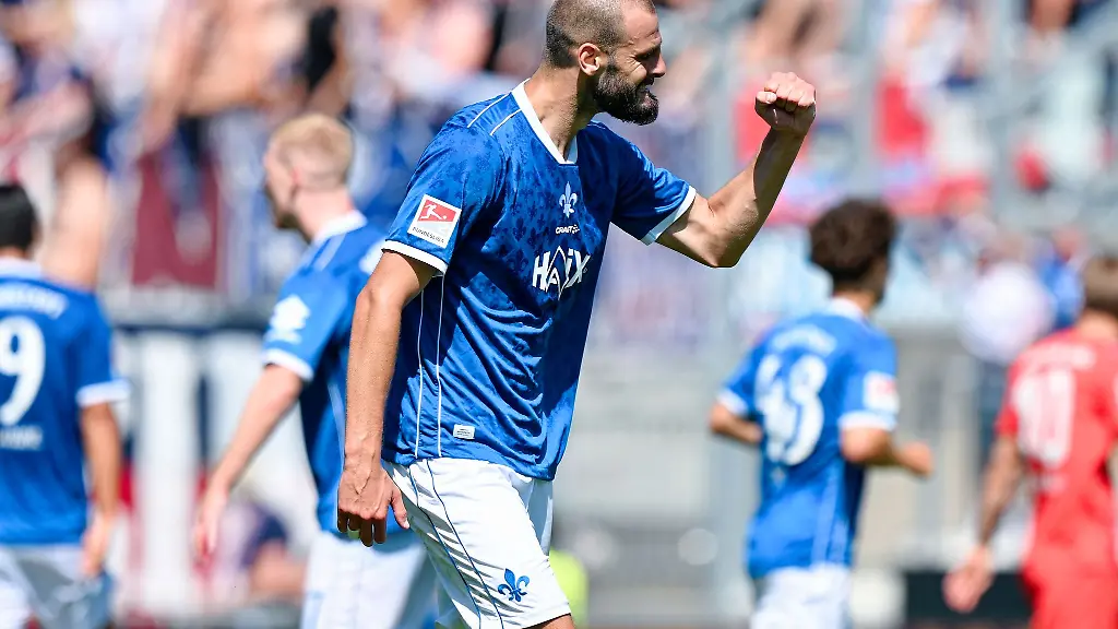 Aleksandar-Vukotic-bejubelt-sein-Tor-zum-2-2-Endstand-gegen-Kiel