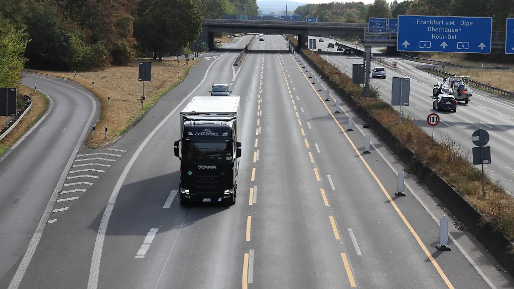 Ein-Lastwagen-faehrt-auf-der-Autobahn-4-in-Hoehe-Dreieck-Koeln-Heumar-Zur-Bewaeltigung-der-Folgen-des-Niedrigwassers-am-Rhein-hebt-Nordrhein-Westfalen-das-Fahrverbot-fuer-bestimmte-Lkw-an-Sonn-und-Feiertagen-voruebergehend-auf