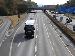 "Nicht an feste Wege gebunden": Sonntagsfahrverbot ausgesetzt - erste LKW rollen durch die Republik