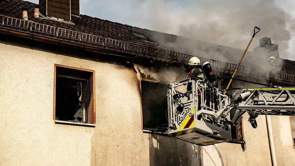Einsatzkraefte-mussten-die-Bewohner-bei-einem-Brand-in-einem-Mehrfamilienhaus-in-Birkenfeld-evakuieren