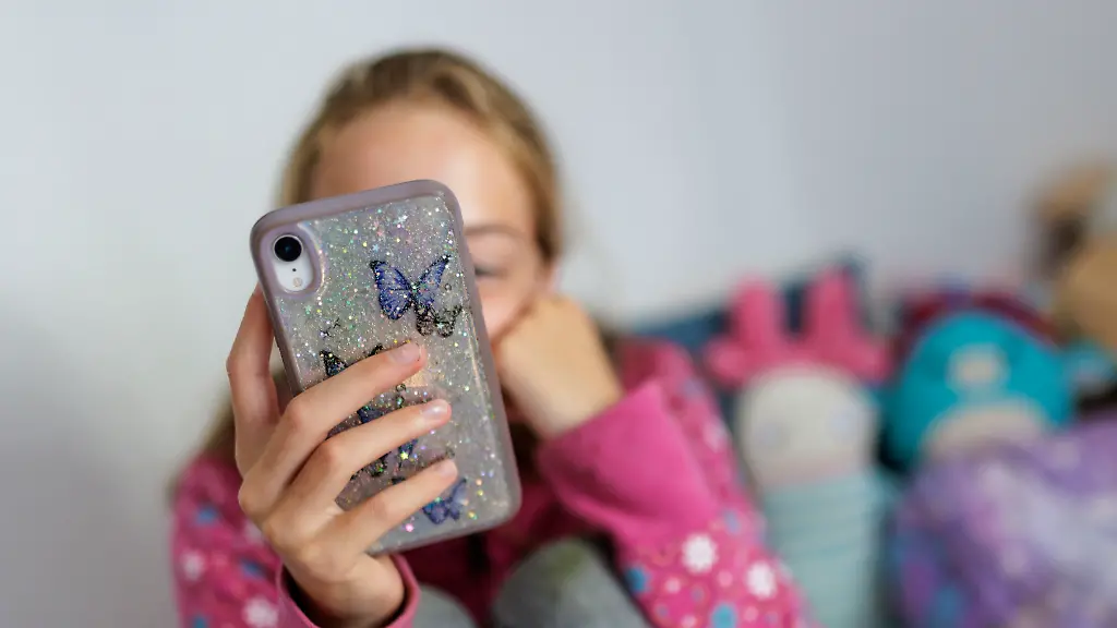 Symbolfoto-zum-Thema-Handynutzung-bei-Kindern-Ein-Maedchen-sitzt-in-ihrem-Bett-und-ist-am-Handy-Berlin-22-07-2025