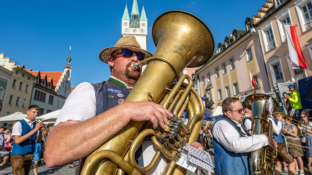 Die-Polizei-musste-am-turbulenten-ersten-Gaeubodenvolksfest-Wochenende-mehrfach-ausruecken