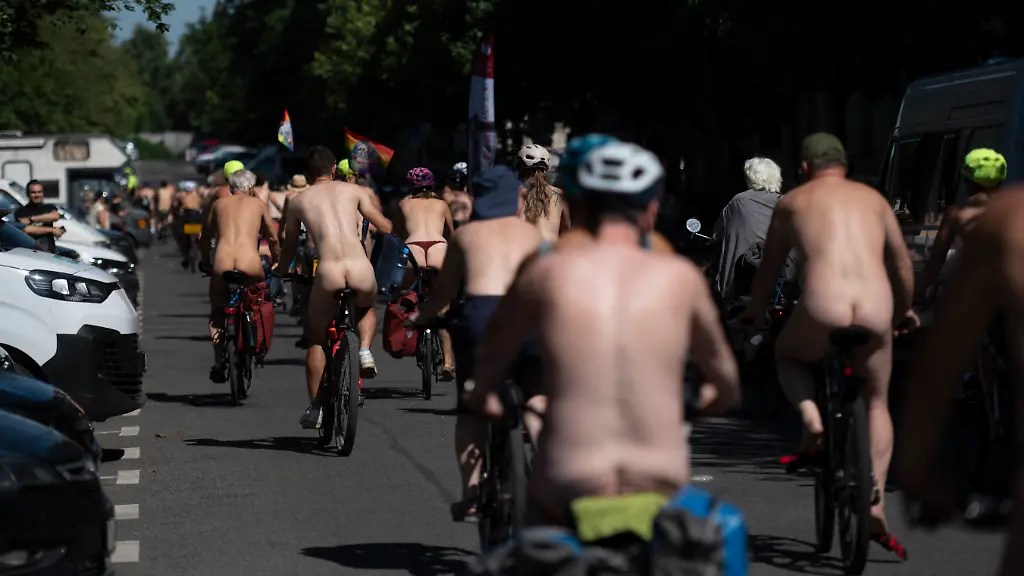Teilnehmer-der-Fahrrad-Demo-World-Naked-Bike-Ride-WNBR-Berlin-2026-fahren-nackt-mit-Fahrraedern-durch-Berlin-Die-Teilnehmer-demonstrieren-mit-der-Aktion-fuer-Koerperfreiheit-gegenseitigen-Respekt-und-ein-positives-Miteinander
