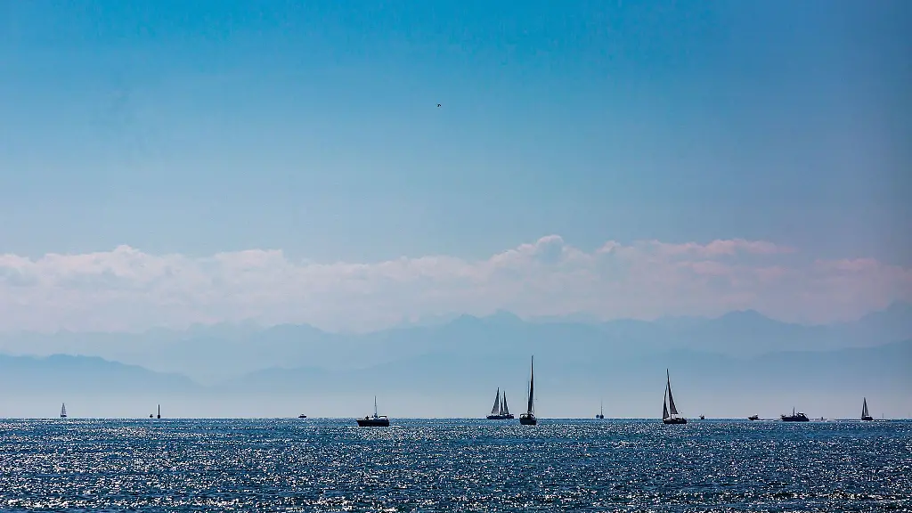 Ein-Boot-geraet-vor-der-Insel-Mainau-auf-dem-Bodensee-in-Brand-Drei-Menschen-werden-gerettet
