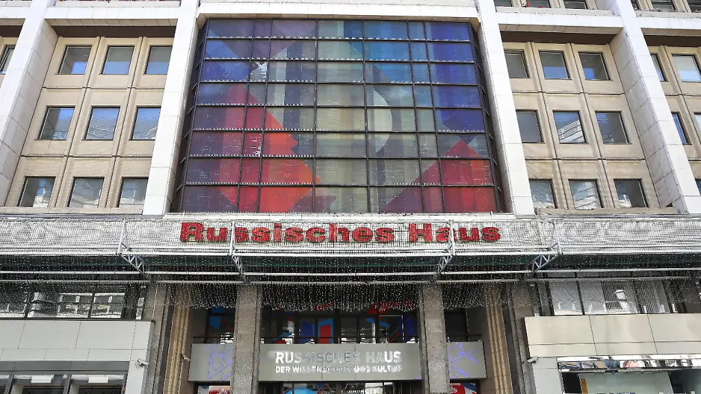 Berlin-Deutschland-Das-Russische-Haus-in-Berlin-ehemals-Haus-der-Sowjetischen-Wissenschaft-und-Kultur-dann-Russisches-Haus-der-Wissenschaft-und-Kultur-ist-ein-Veranstaltungs-und-Kulturzentrum-in-der-Friedrichstrasse-176-179-im-Berliner-Ortsteil-Mitte-Es-wurde-am-5-Juli-1984-eroeffnet-und-wird-von-der-im-russischen-Aussenministerium-angesiedelten-und-seit-2022-von-der-EU-sanktionierten-Regierungsagentur-Rossotrudnitschestwo-betrieben